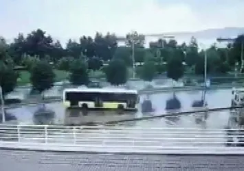 Bir arıza haberi de Gaziosmanpaşa'dan! Yolda kalan İETT trafiğe neden oldu