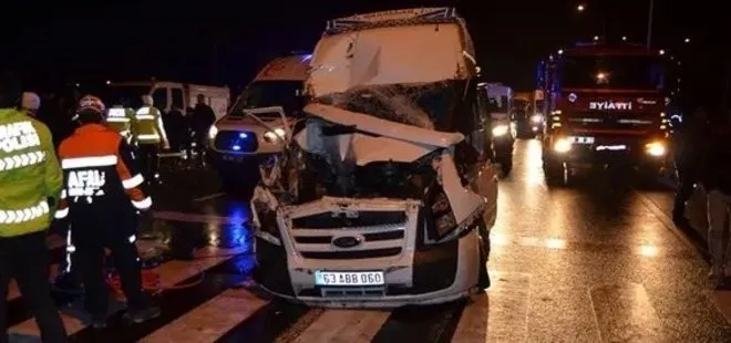 Aksaray’da minibüs kamyona çarptı: 13 yaralı