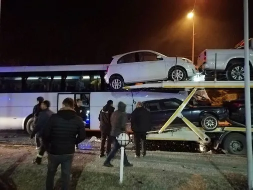 Uşak'ta yolcu otobüsü kaza yaptı: 3'ü ağır 13 yaralı - 1