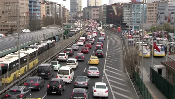 Metrobüslerdeki manzara değişmedi! Covid-19 tehdidi sürüyor - 1