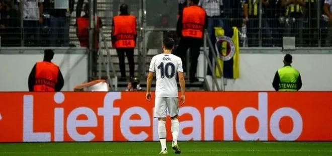 Frankfurt - Fenerbahçe mücadelesinde Almanlar Mesut Özil’e yabancı madde fırlattı