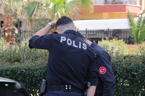 1679664003919.jpg Antalya’da evden gelen kötü koku ekipleri alarma geçirdi: Çift maske takarak girebildiler - 4