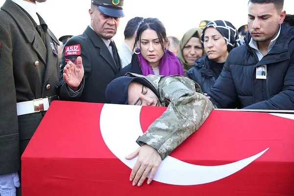 Türkiye kahraman şehitlerini son yolculuğuna uğurladı | Hamile eş ve anneden şehide son veda! 6 ilde tören