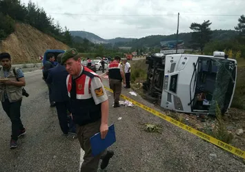 Rus turistleri taşıyan midibüs devrildi