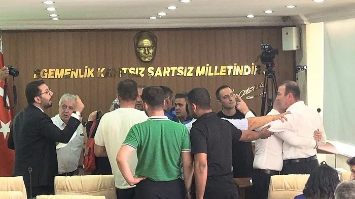 burdur-belediye-meclisinde-gergin-anlar-chpli-uye-ak-partili-kadin-uyenin-uzerine-yurudu-1754512534213.jpeg (Foto: İHA)