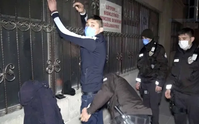 Aksaray’da bekçiden kaçan gençten küstah sözler! Yakalayamazdınız da komisere...