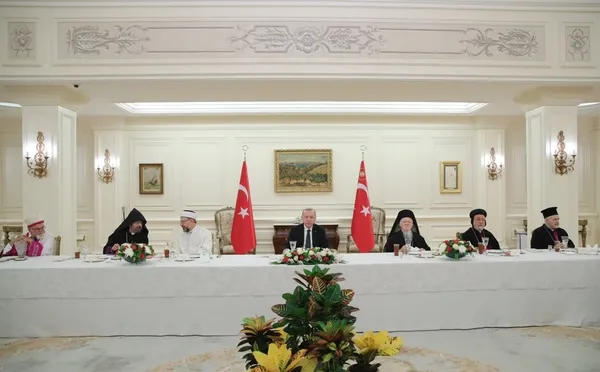 Son dakika: Başkan Erdoğan, azınlık cemaatlerinin temsilcileri ile iftar yemeğinde bir araya geldi - 1