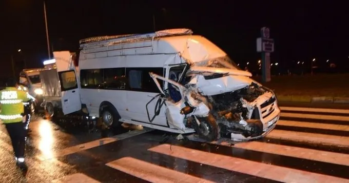 Aksaray'da minibüs kamyona çarptı: 13 yaralı - 1