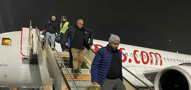 Hatay’dan kalkan depremzedeleri taşıyan uçak İstanbul’a indi