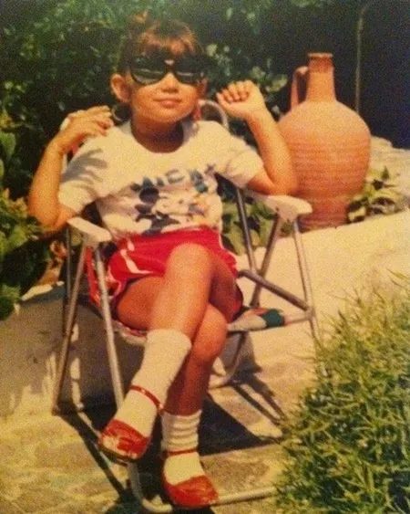 Özge Borak’ın çocukluk fotoğrafına beğeni yağdı!