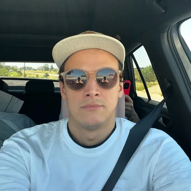 kursat-demir-kimdir-aile-saadetinin-doberman-selimi-kursat-demir-kac-yasinda-aslen-nereli-iste-oynadigi-dizile-1750074342734.jpg Kürşat Demir (Instagram)