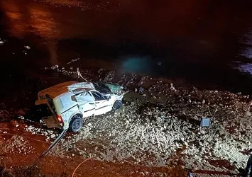 Kontrolden çıkan otomobil dereye uçtu! Ölü ve yaralılar var