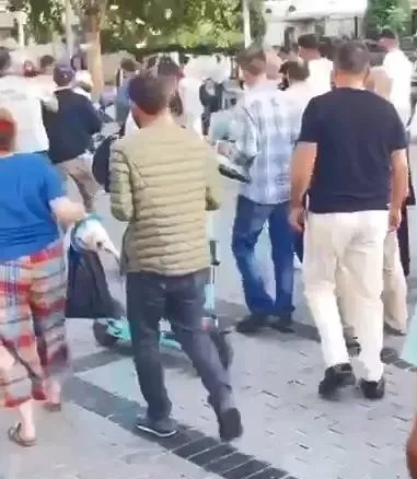 1663507525666.jpg Eminönü'nde ilginç anlar! Poşetteki paraları havaya saçtı - 1