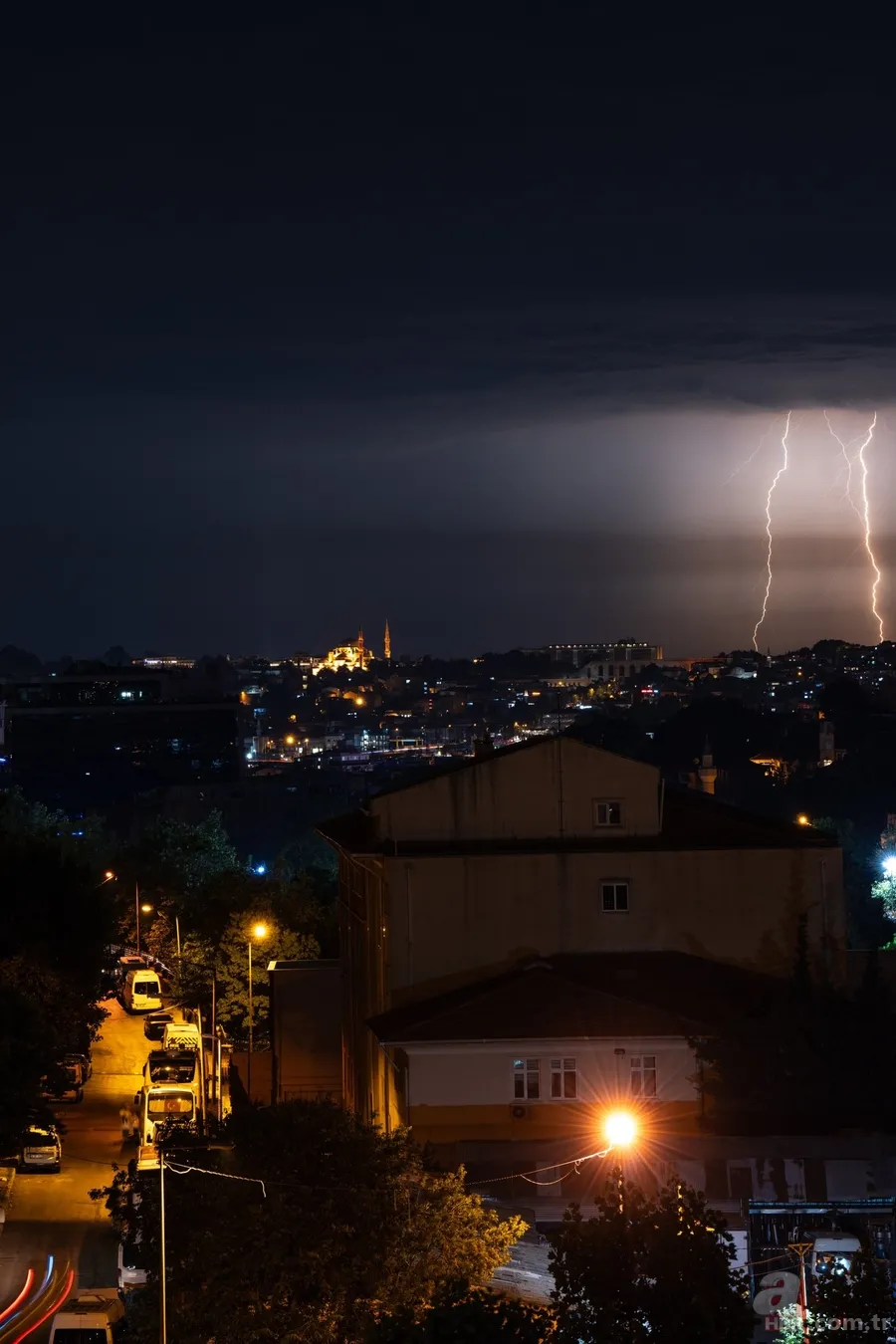 İstanbul’da şimşek ve gök gürültüsü geceyi gündüze çevirdi 6