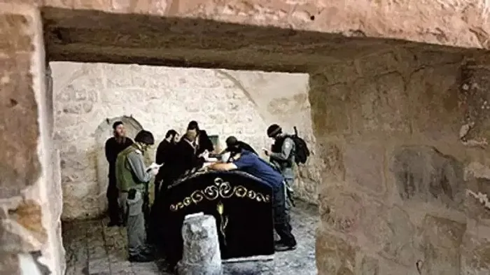 filistin-topraklarini-gasbeden-israilliler-yusuf-makamina-baskin-duzenledi-1717399056231.jpeg Filistin topraklarını gasbeden İsrailliler, Yusuf Makamı'na baskın düzenledi - 2