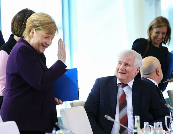 Angela Merkel’e koronavirüs şoku! Eli havada kaldı...