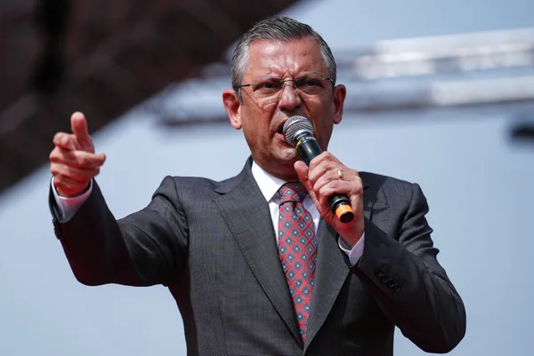 chp-lideri-ozgur-ozelin-ip-cambazligi-tepkiler-pes-pese-geldi-tipitip-ve-emanetci-arkadas-1711770804404.jpg CHP lideri Özgür Özel’in "İP" cambazlığı! Tepkiler peş peşe geldi: “Tipitip” ve “emanetçi arkadaş” - 1