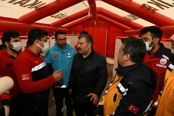 saglik-bakani-fahrettin-kocadan-sebeke-suyu-uyarisi-valilik-izin-verene-kadar-icme-suyu-olarak-kullanmayin-1677252068645.jpg Sağlık Bakanı Fahrettin Koca'dan şebeke suyu uyarısı: Valilik izin verene kadar içme suyu olarak kullanmayın