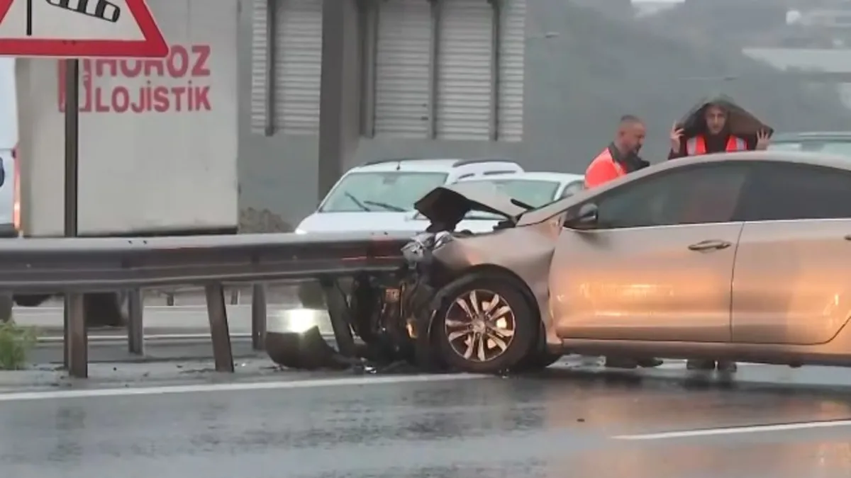 TEM'de zincirleme kaza! Yola çıkacaklar dikkat trafik kilitlendi | A Haber kaza bölgesinde