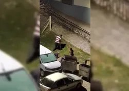 Eski eşinin evine gidip tehditler savurdu: Komşular sopayla darp etti