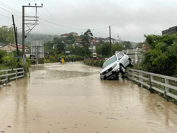 Sel bölgesinde son durum! Devlet tüm imkanlarıyla seferber oldu | Doğu Karadeniz’e flaş uyarı! Bakan Ali Yerlikaya duyurdu