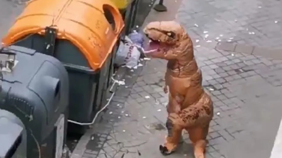 İtalya'da ilginç görüntü! Koronavirüsten korunmak için çöp atmaya dinazor kostümüyle gitti