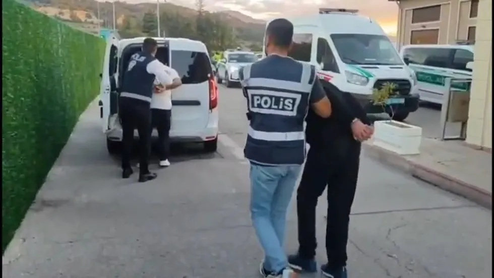 Kendilerini polis ve savcı olarak tanıtıp 7 milyon lira dolandırdılar! İki farklı taksiyle kaçarken Bolu'da yakalandılar - 2