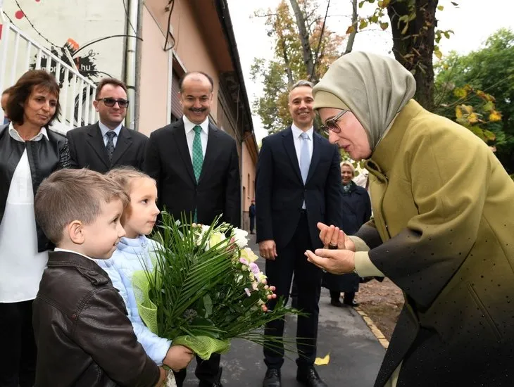 Emine Erdoğan Macaristan’da Kispest Gökkuşağı Anaokulu’nun açılışı yaptı