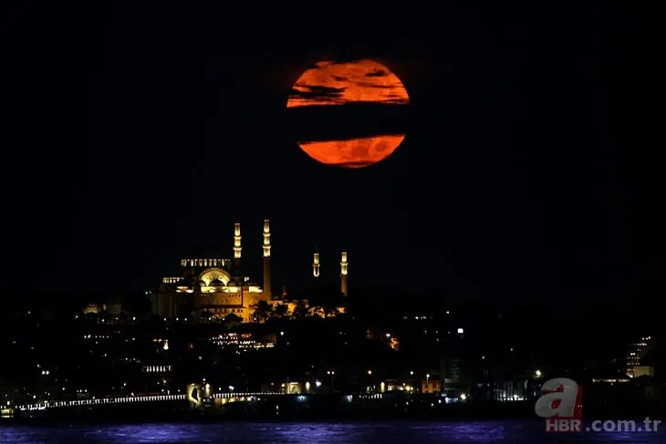 İstanbul’da kartpostallık dolunay manzarası