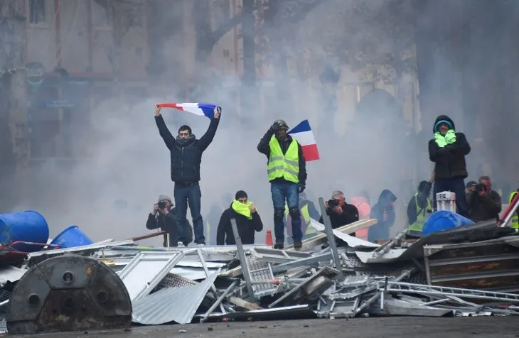 Fransa polisinden göstericilere sert müdahale