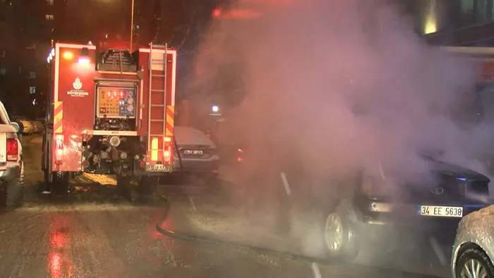 Son dakika: Kadıköy'de park halindeki pikap alev alev yandı - 3