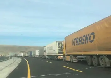 En az 3 gün bekliyorlar! Çıldır-Aktaş Gümrük Kapısı'nda TIR kuyruğu