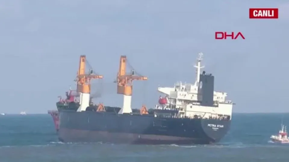 Son dakika: Riva’da kıyıya sürüklenen gemi kurtarıldı