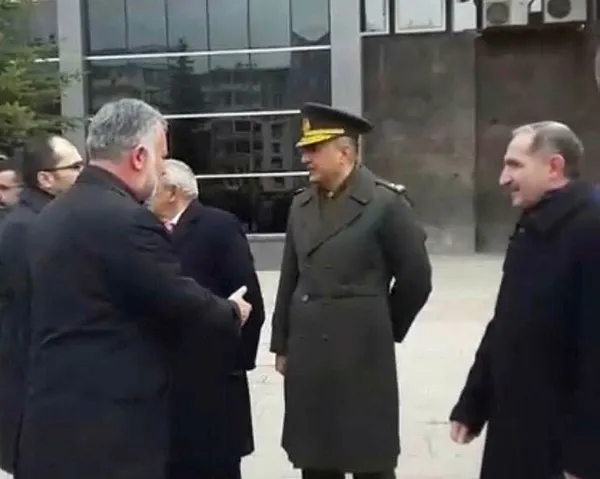 Tuğgeneral Özgür Nuhut, HDP’li isimlerin elini sıkmadı