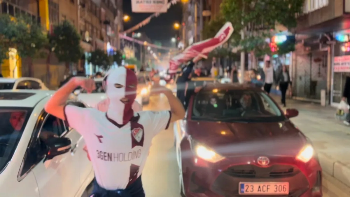 Elazığspor taraftarlarından şampiyonluk kutlaması