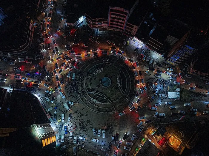 Suriye'nin Rakka kentinde halk, bölgenin terör örgütü YPG/SDG'den kurtarılmasını sokaklara çıkarak kutladı (AA)