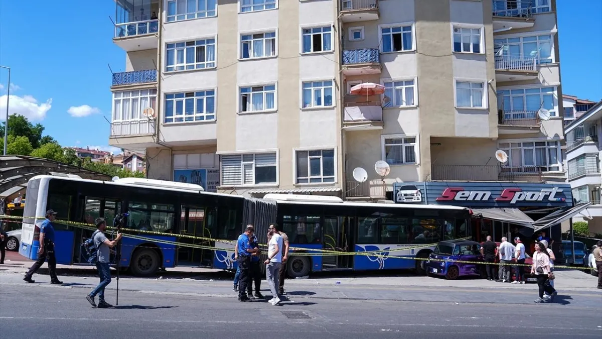 Ankara Mamak'ta EGO otobüsü iş yerine çarptı: 5 yaralı