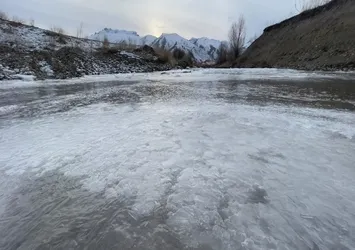 Yüksekova'da dereler buz kesti