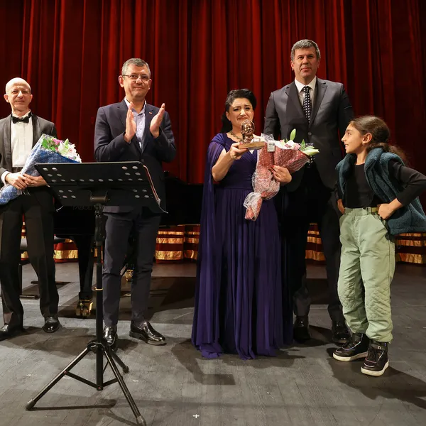 1708583161064.jpg DEM Parti'den İstanbul'da alicengiz oyunu! Listelerin son dakikada teslim edilmesi ne anlama geliyor? 20 ilçede CHP'ye destek... - 2