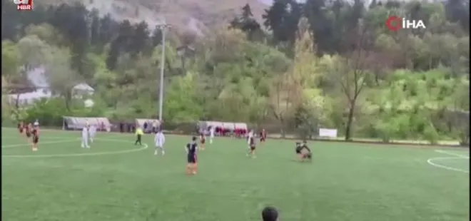 Bartın'da amatör maçta sahaya köpek girdi
