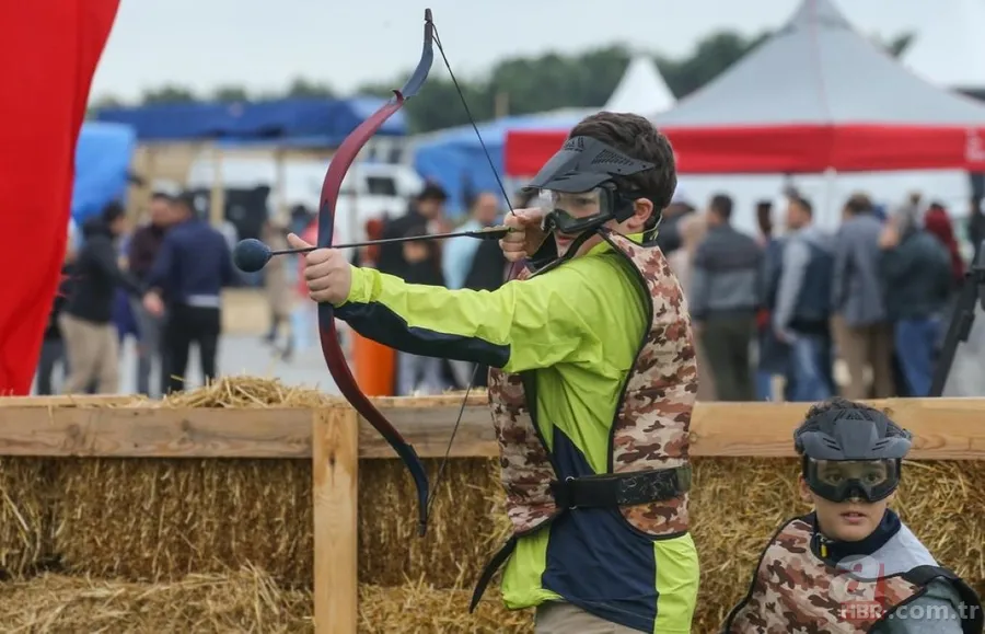 Bakan Berat Albayrak ve Bilal Erdoğan'ın çocukları Etnospor Kültür Festivali'nde ok attı 5