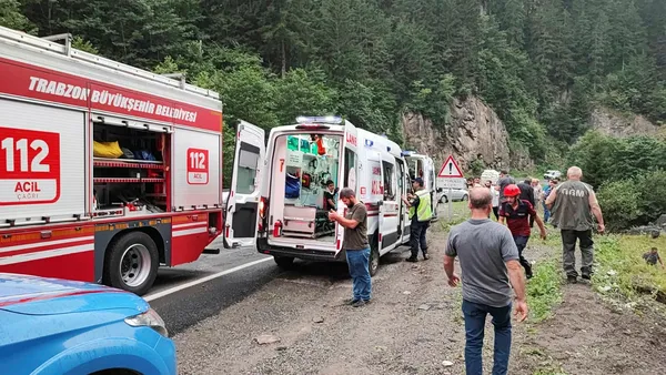 son-dakika-trabzonda-bir-arac-dereye-yuvarlandi-1661178997853.jpg Son dakika: Trabzon'da bir araç dereye yuvarlandı - 1