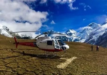 Nepal'de bakanı taşıyan helikopter düştü!