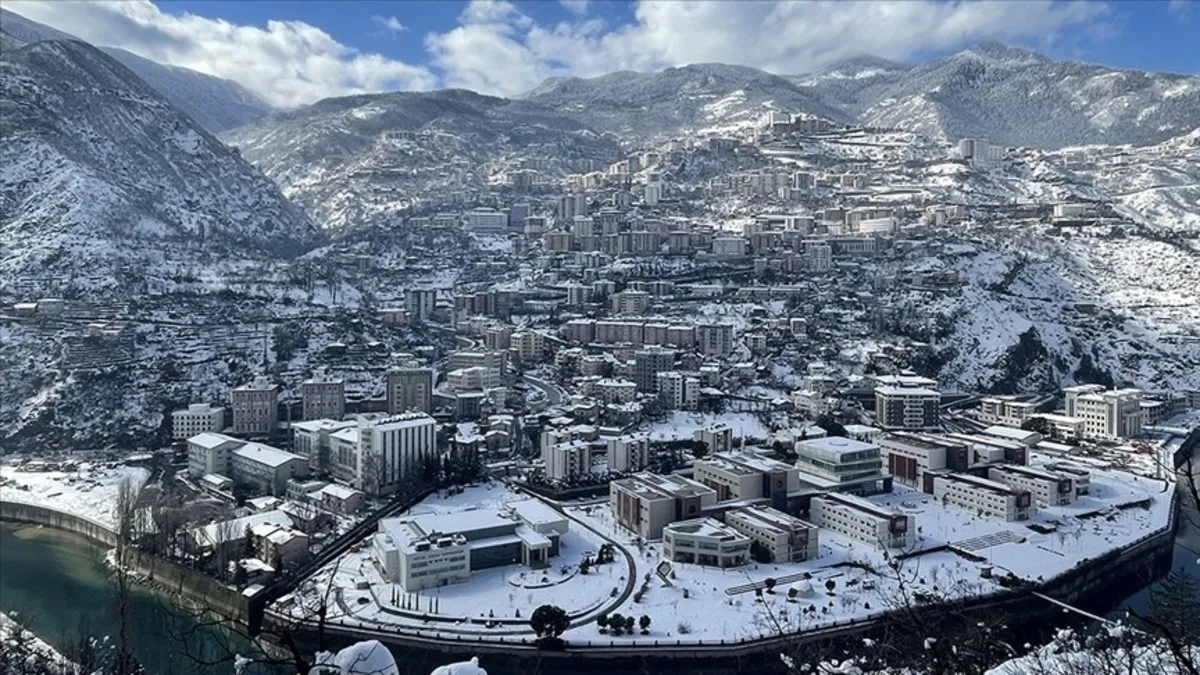Artvin'de mayıs ayında kar sürprizi! Yüksek kesimlerde etkili oldu