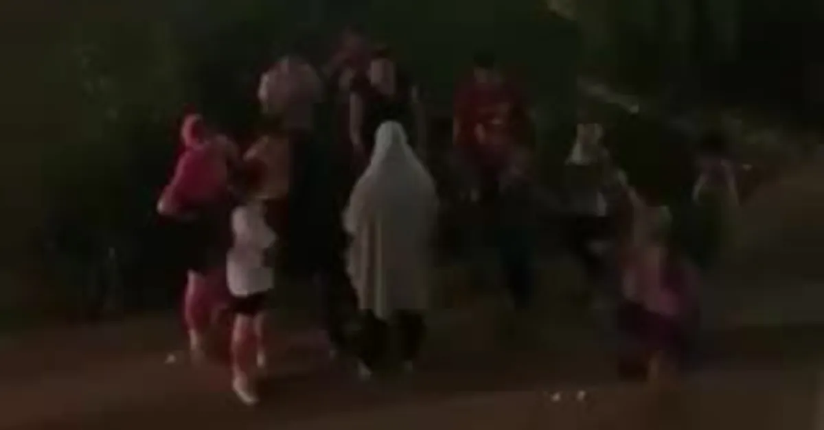 Mersin'de yürekleri sızlatan anlar! Annesinin yanında küçük çocuğa şiddet kamerada | Video