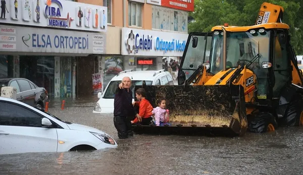 1686493919958.jpeg Sel sonrası Ankaralılardan Mansur Yavaş'a istifa çağrısı! Başkent rögarlar taştı çok sayıda yeri su bastı - 6