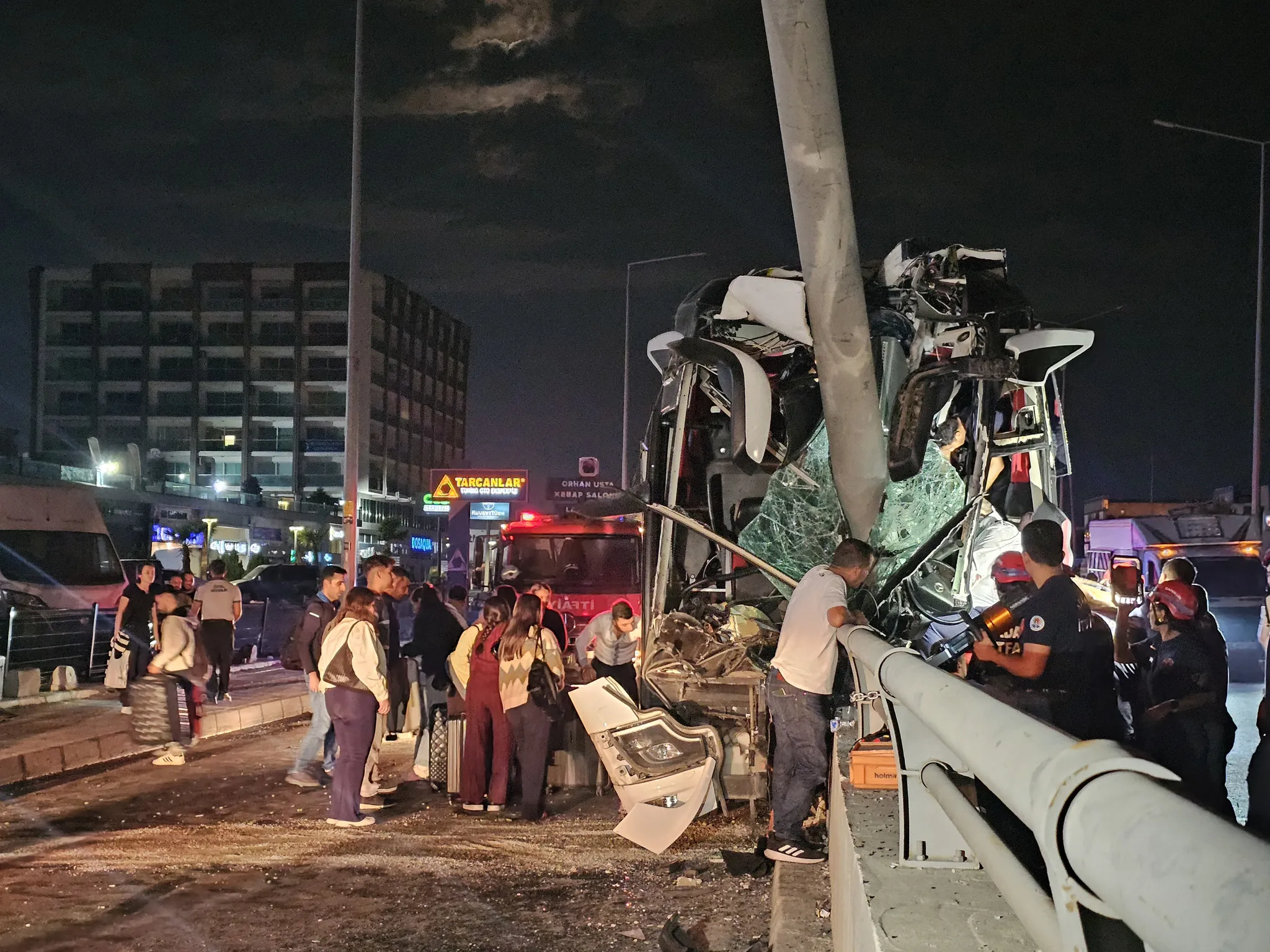 Adana'da feci kaza! Yolcu otobüsü direğe çarptı: Yaralılar var