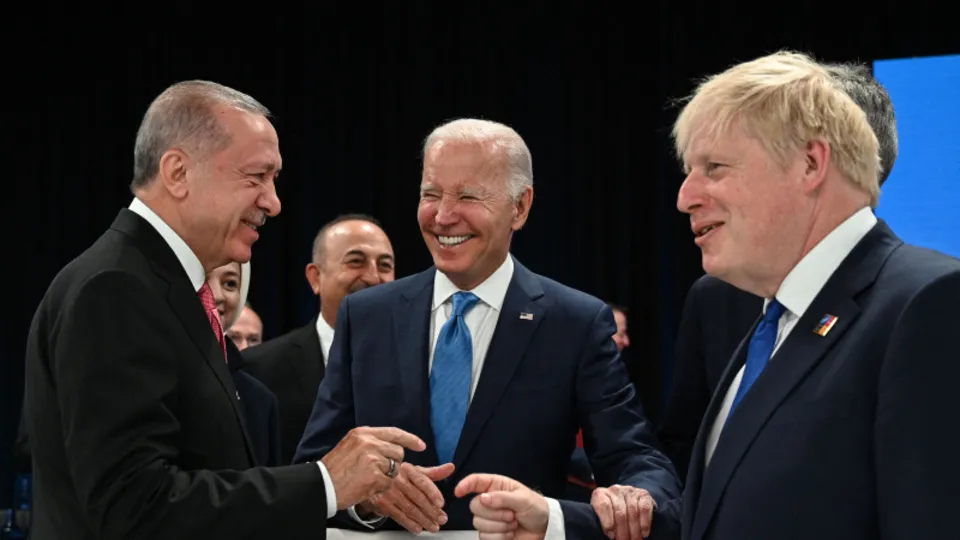Başkan Erdoğan'ın NATO Zirvesi'ndeki görüntüleri dünya basınını salladı! Liderlerle samimi anlar