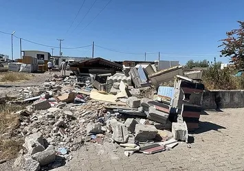 Nevşehir'de kontrolden çıkan TIR iş yerine daldı