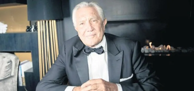 James Bond’u canlandıran George Lazenby hayranlarıyla para karşılığı fotoğraf çektirecek